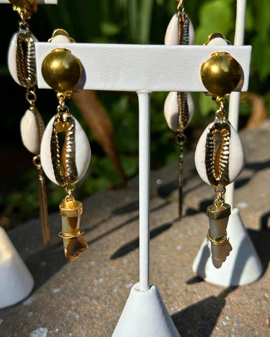 Cowrie Agate Fist (Clip-Ons)